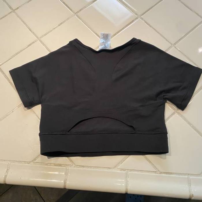 Reebok Women's Crop Top Size M Black Cut Out Back Athletic Shirt